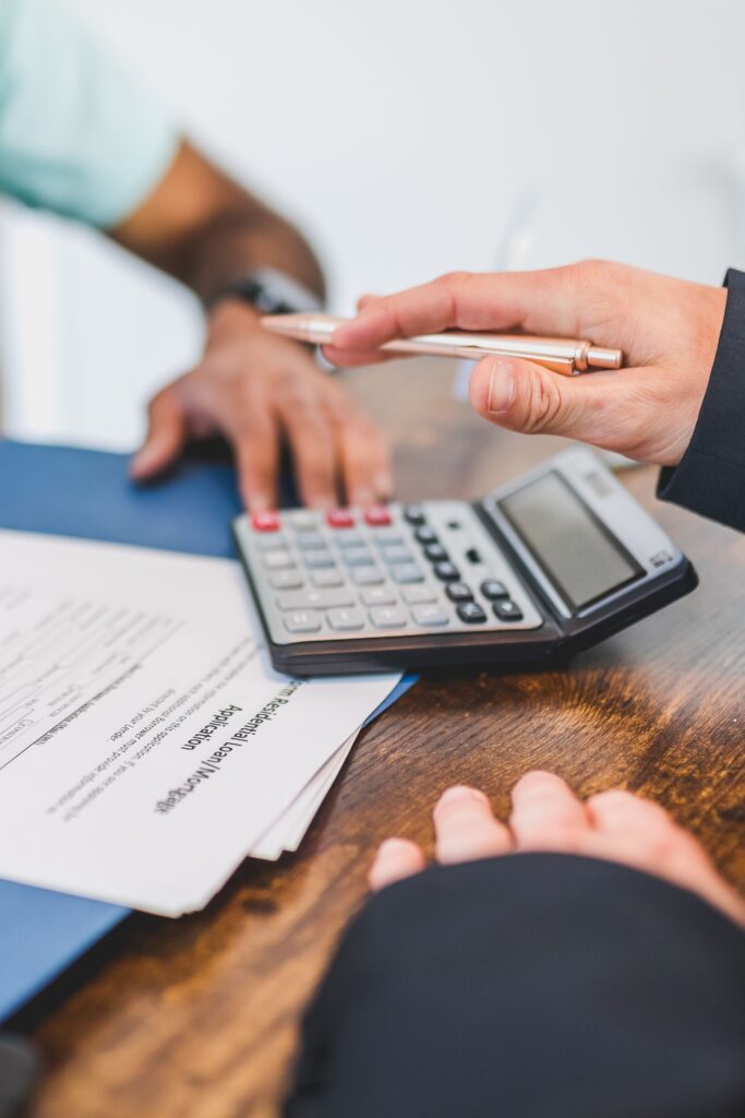 Como Negociar Dívidas com Bancos durante uma reunião para renegociar parcelas e juros com a instituição financeira.