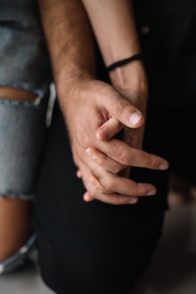 Casal unido aprendendo como organizar as finanças do casal para alcançar objetivos financeiros