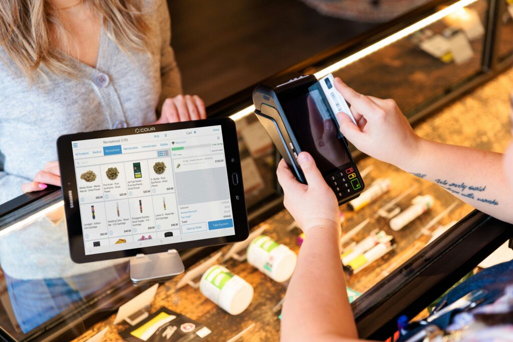 Erros financeiros que impedem você de economizar dinheiro durante compras do dia a dia