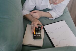 Como controlar os gastos mensais sem planilhas complicadas
