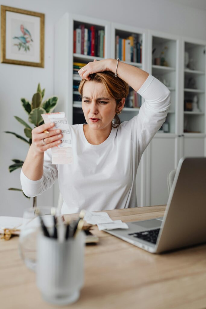 Os 7 erros financeiros que impedem você de economizar dinheiro e organizar as finanças pessoais