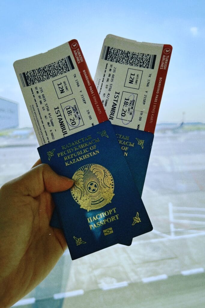 Pessoa segurando passaporte e passagem aérea mostrando como emitir passagens usando milhas e economizar até 80%.