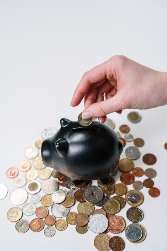 Cofrinho com moedas representando a comparação entre CDB ou Poupança: Qual Vale Mais a Pena para guardar dinheiro e investir.