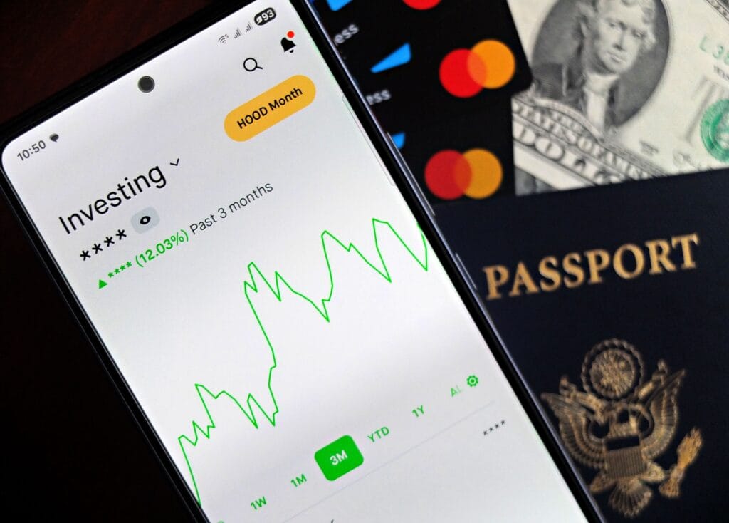 Tesouro Direto para Iniciantes: pessoa acompanhando investimentos pelo celular.