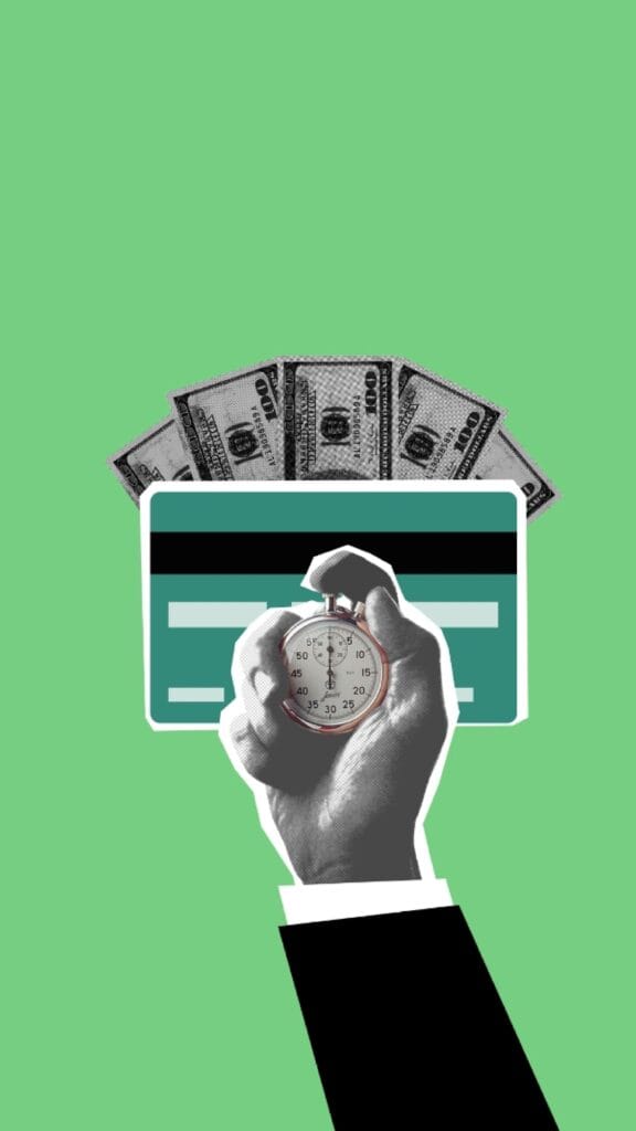 Mão segurando um cronômetro diante de um cartão de crédito e notas de dinheiro, representando economia, cashback e recompensas financeira.
