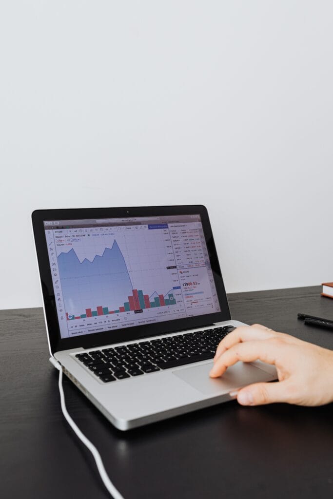 Notebook exibindo gráficos financeiros representando o impacto da taxa Selic nos investimentos e na economia.