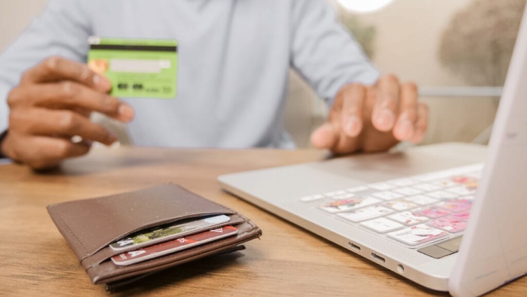 Quantos Cartões de Crédito Devo Ter? Planejamento financeiro utilizando cartão de crédito e notebook.