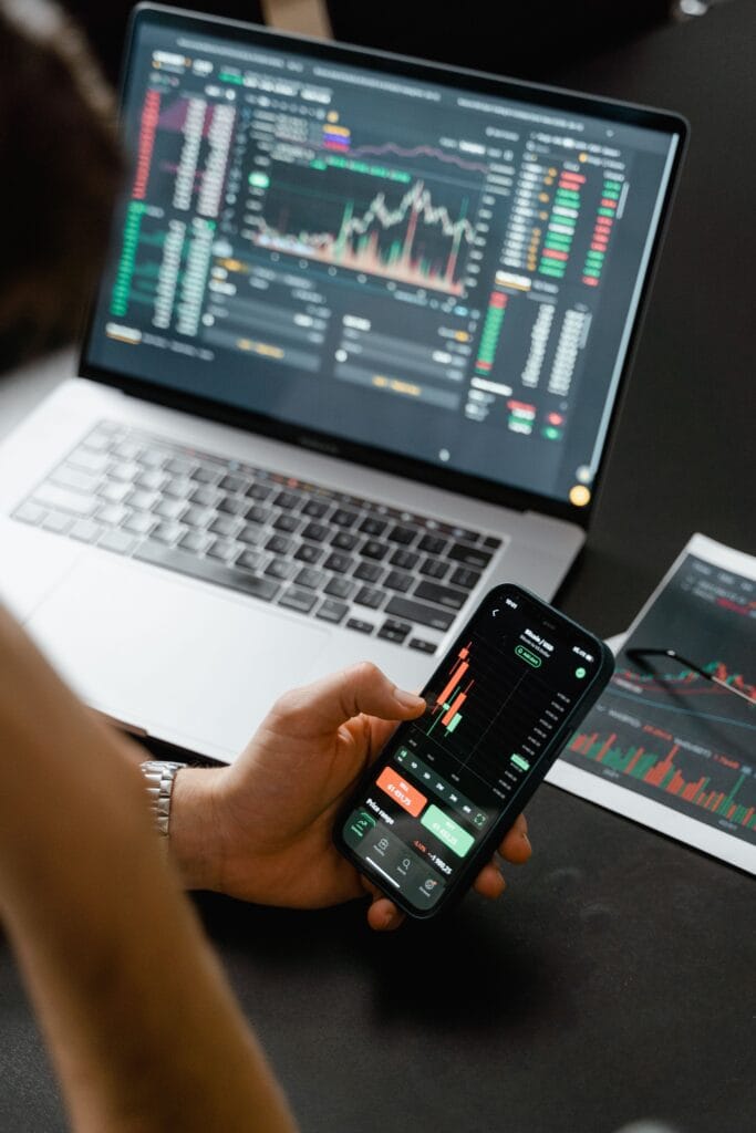 Pessoa analisando investimentos para decidir onde investir a reserva de emergência.