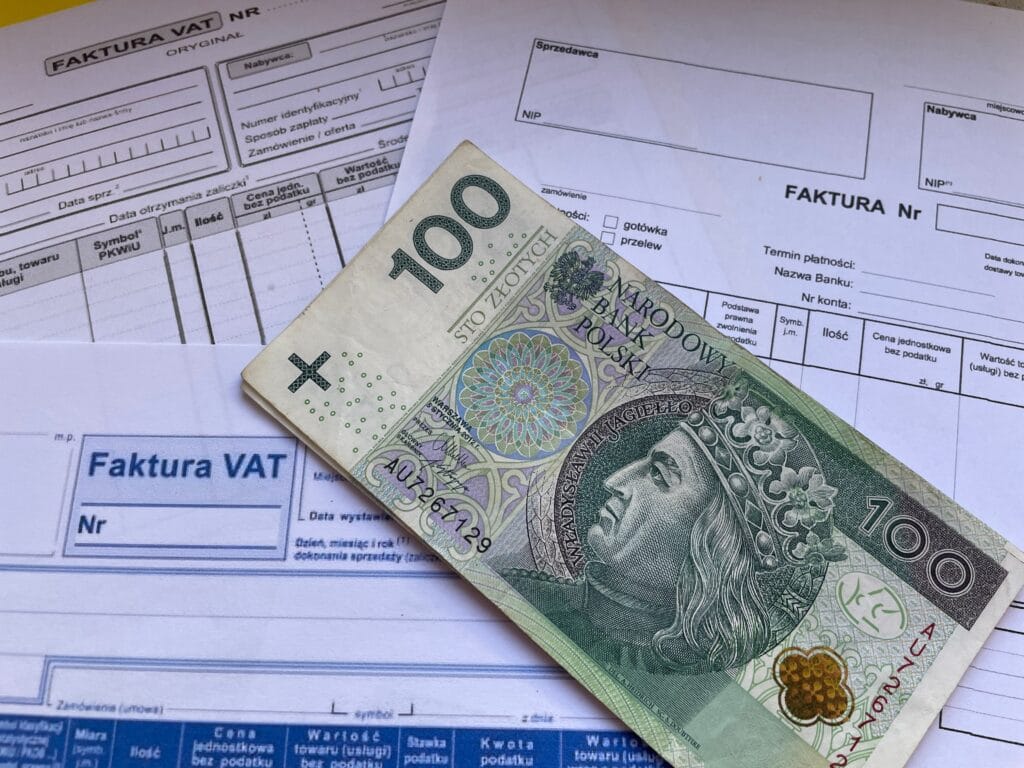 Dinheiro sobre faturas e contas para pagamento