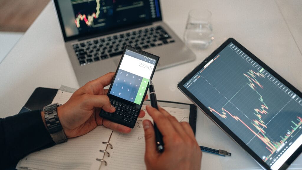 Pessoa analisando investimento em CDB no notebook