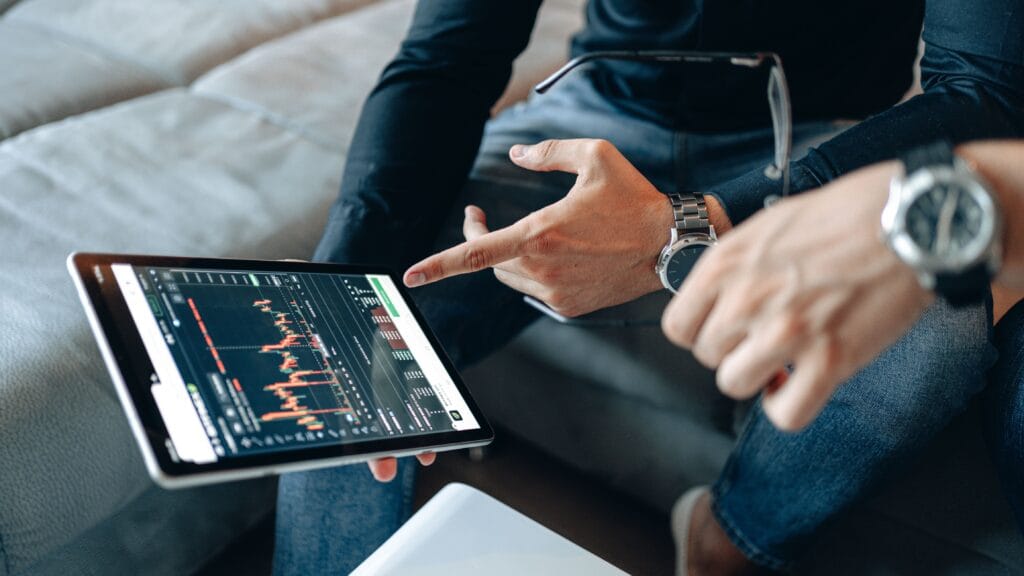 Pessoa aprendendo como investir em ações e analisando investimentos na bolsa de valores