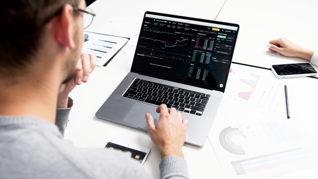 Pessoa organizando orçamento pessoal antes de começar a investir