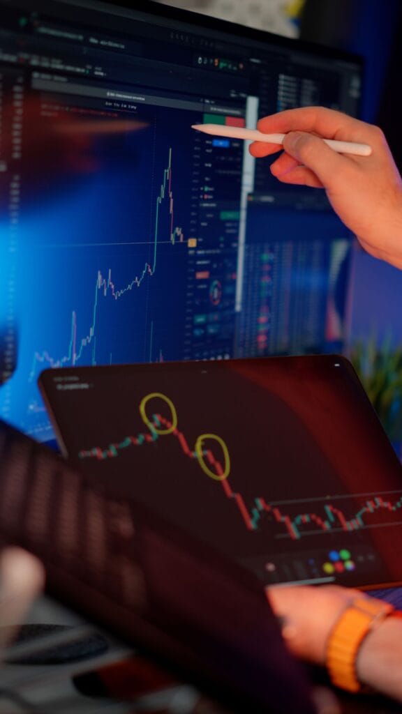 Pessoa analisando investimentos em LCI e LCA no computador