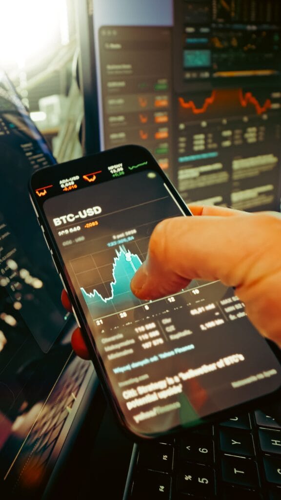 Pessoa aprendendo como investir em ações e analisando investimentos na bolsa de valores
