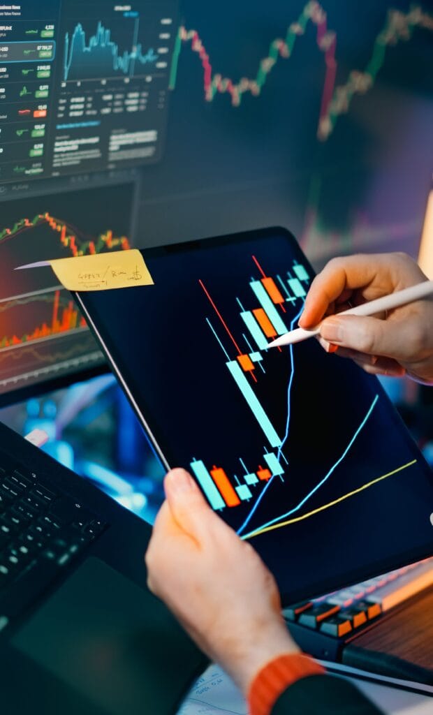 Pessoa analisando investimentos em LCI e LCA no computador