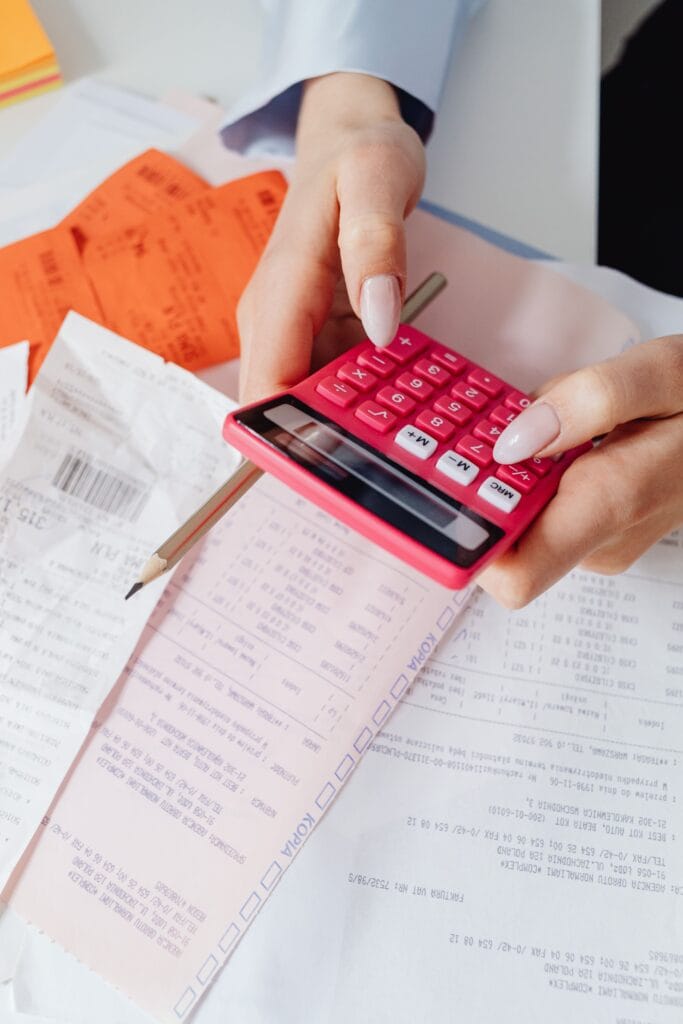 Pessoa calculando gastos para criar metas financeiras