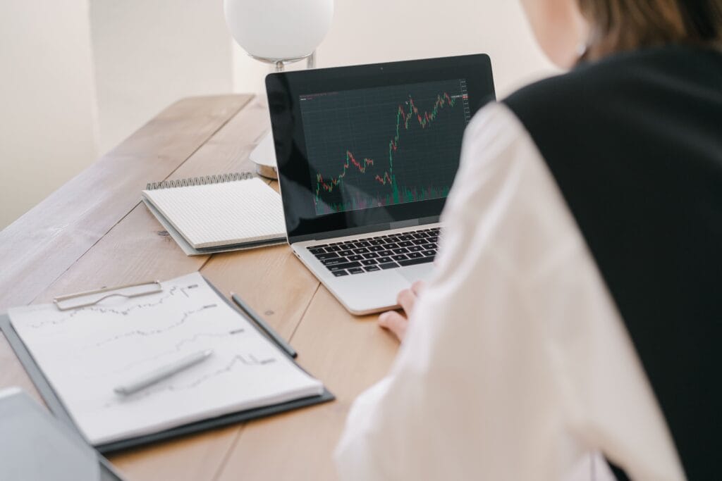 Pessoa analisando investimento em CDB no notebook