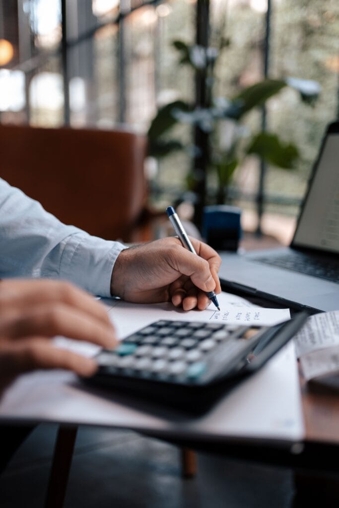 Pessoa planejando metas financeiras com calculadora