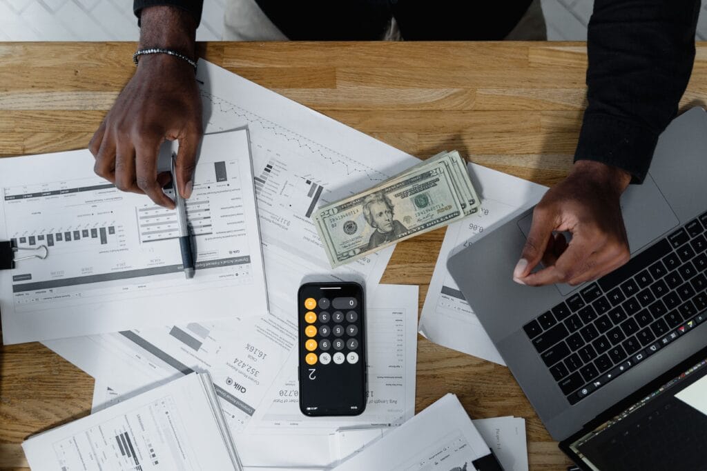 Planejamento financeiro pessoal com organização de receitas, gastos e metas